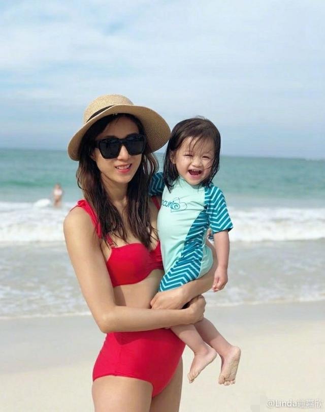 钟嘉欣挺着7个月大孕肚接女儿放学 这细节证明她很爱女儿