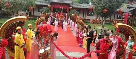 土豪花费数千万举办仿古婚礼堪比皇家，动用直升飞机和千万豪车