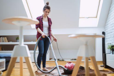 在家整理房间,发现老公藏的私房钱,打开后开怀大笑