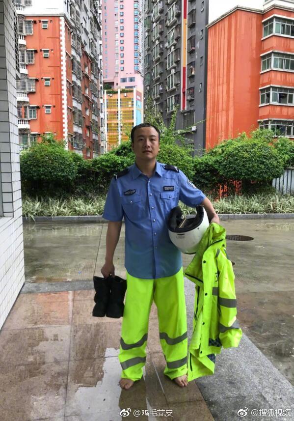 交警暴雨天护送考生 反被家长投诉:孩子衣服湿