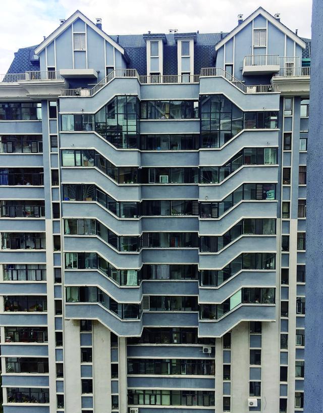 高层连廊几乎全被圈占,居民揭露:样板间就这样