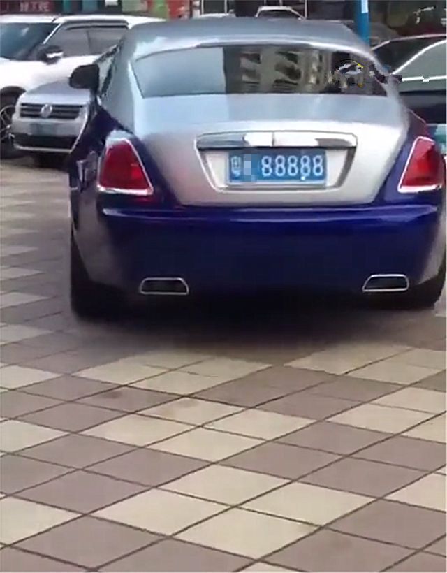 广东偶遇百万劳斯莱斯魅影,车牌5个8,气场不输99999车牌!