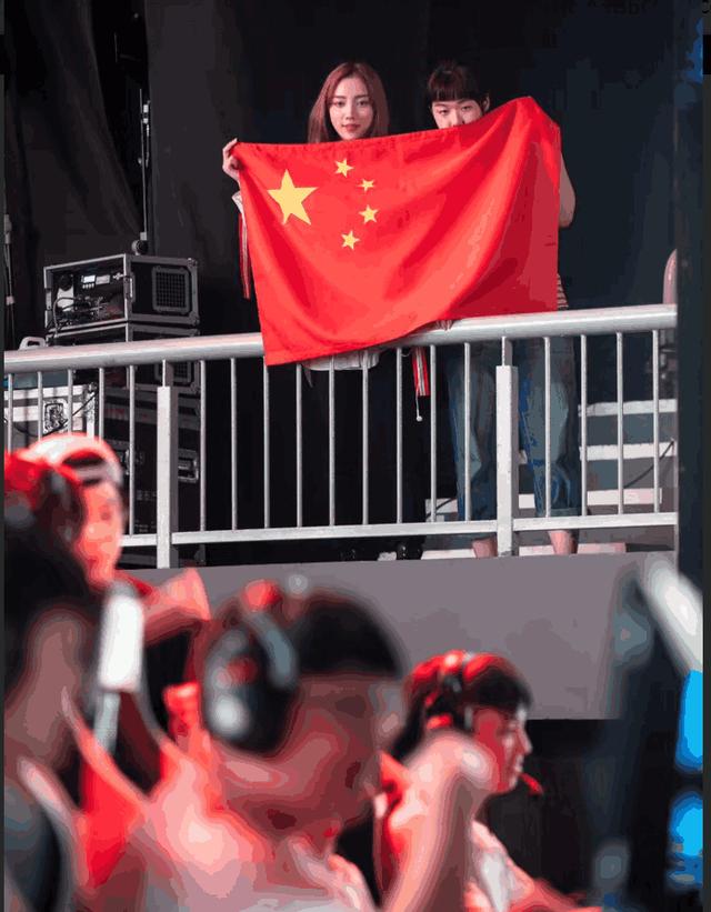 中国队夺冠引国外网友热议:Uzi就是神,看他操作