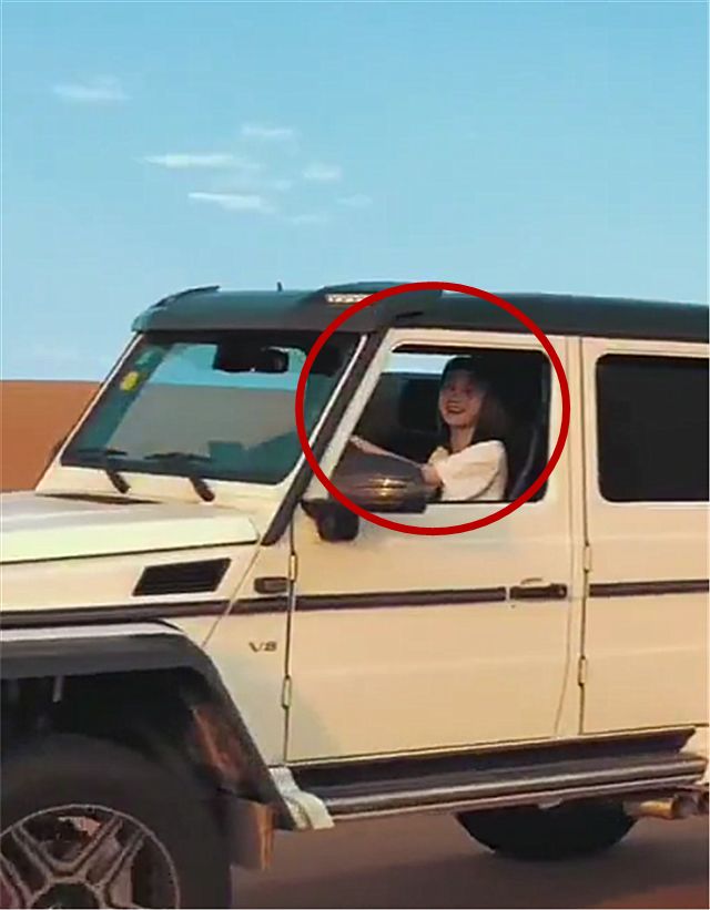 百万奔驰大G现迪拜沙漠，看到车主那一刻，才知穷人根本追不到她