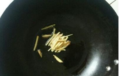 生姜捣碎, 贴在脚底, 再久的咳嗽, 睡一觉就好!