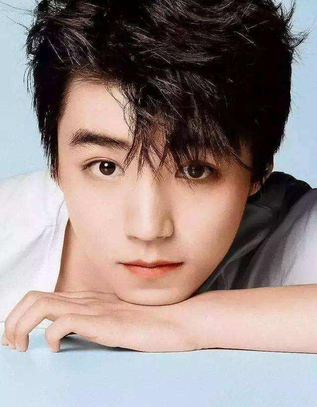 王俊凯成《时尚先生》单封最小男星,19岁杂志第一刊!俊朗又随性