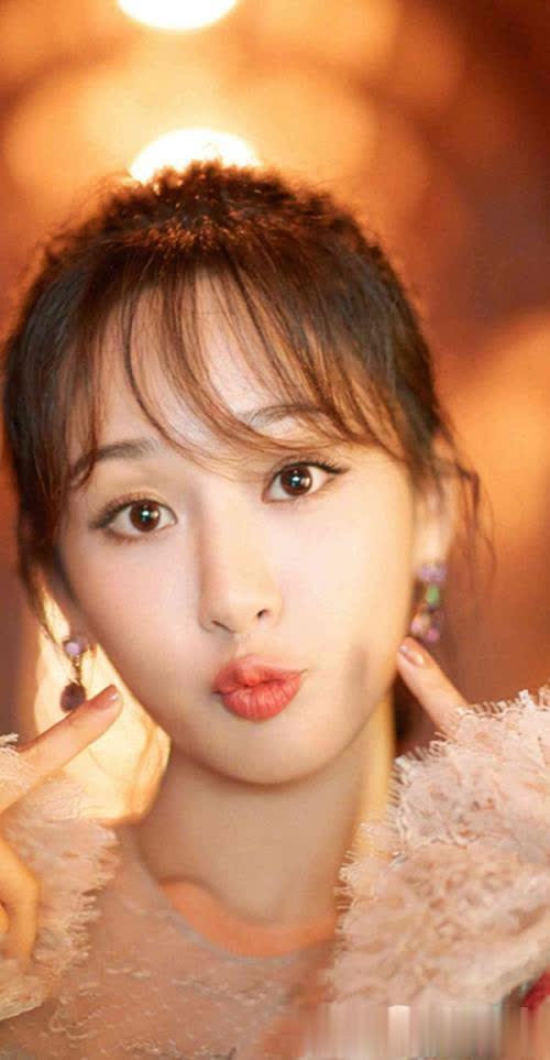杨紫在里面是演女主的三角虐恋,既可爱又活泼的女主形象,让我又想到了