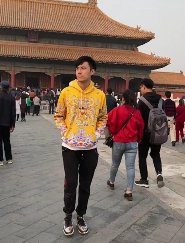 小伙穿龙袍去故宫,路人纷纷避开,网友:身上衣