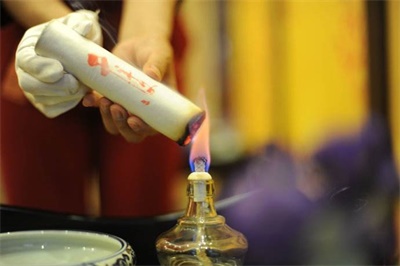 为什么说艾灸脚心能温肾健脑?