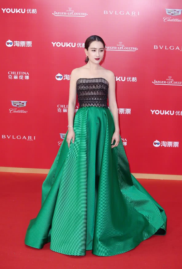 众星现身红毯姚晨银色长裙优雅范马伊璃拼接长