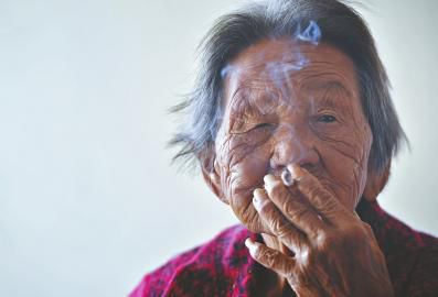 120岁的老人,每天都要抽烟,说这就是她长寿的秘诀,世