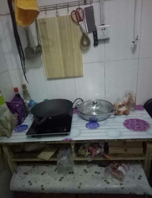 一进门一览无余,装修很简陋,屋里除了一张床和一个小柜子,再没有别的