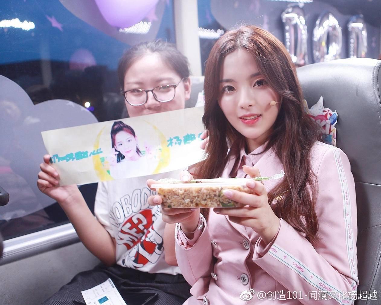 杨超越出道前旧照曝光:双马尾黑发气质清纯!网