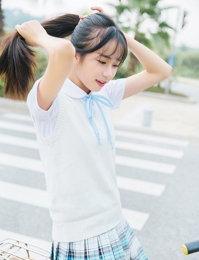 骑着单车穿着蓝色百褶短裙的校服少女, 过膝袜