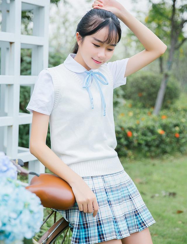 骑着单车穿着蓝色百褶短裙的校服少女, 过膝袜