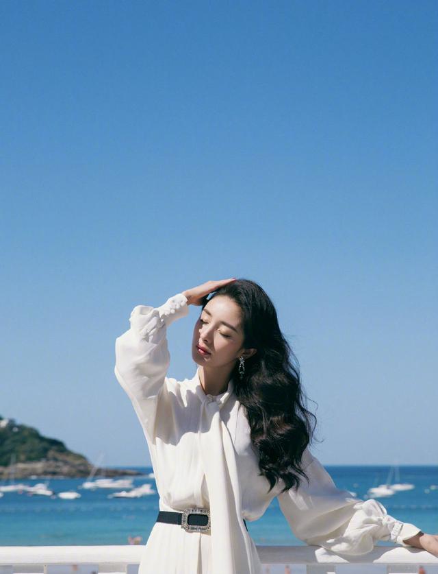 杨幂捂右眼、鹿晗爱皱眉、赵丽颖比剪刀手,明