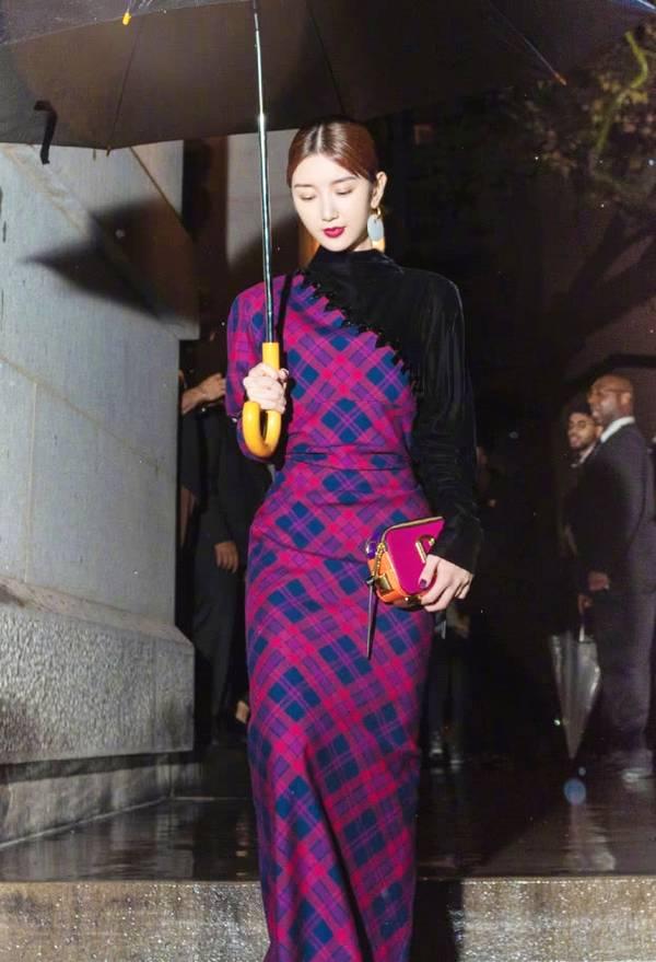 长头发的毛晓彤太美了, 她如此霸气强大的气场, 还是第一次见!