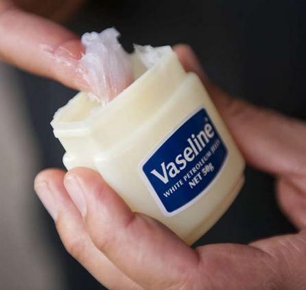 7个几乎没人知道的凡士林神奇功用,对女生来说