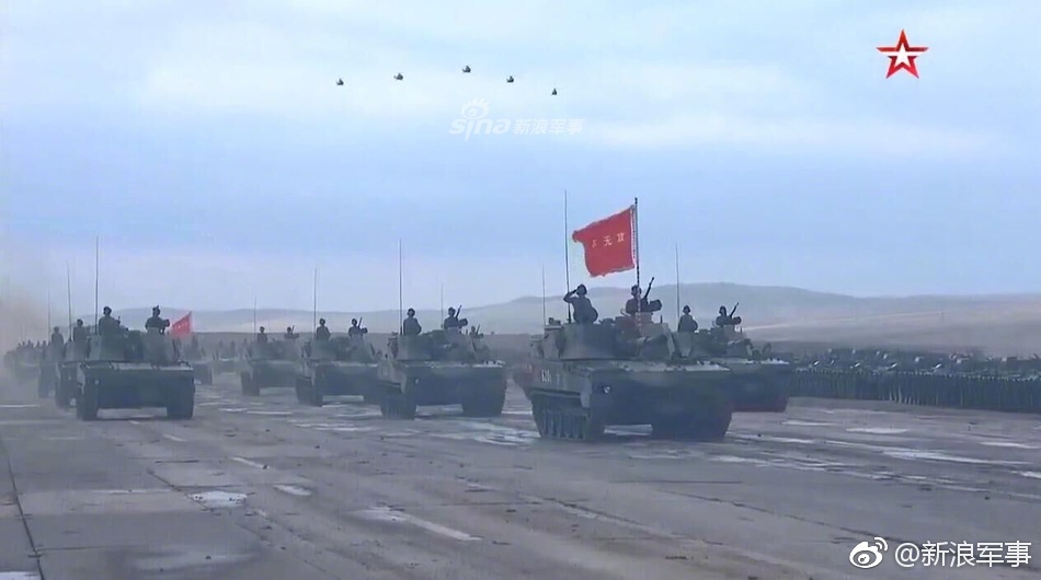 抱歉喧宾夺主!东方-2018阅兵式我99坦克大八轮