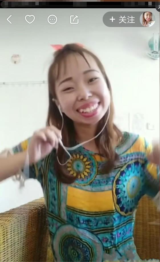女孩个人主页描述是:本人素颜,没有整过容,天生丽质。女孩开始直播后,人气一直居高不下,仅直播2天网友们的各种打赏估算也接近100万了,这可让同行们眼红不已了啊!为此,各大著名网络主播也到了素颜小可爱的直播平台来蹭热度了。