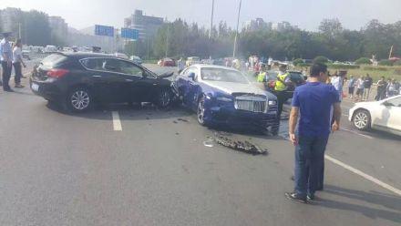 当劳斯莱斯撞上公交车, 才知道卖500万贵在哪里