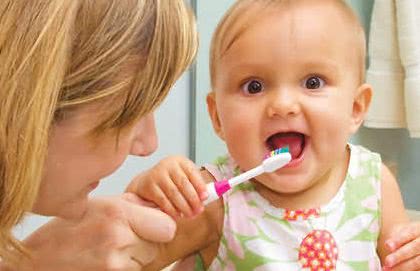 孩子牙齿上的黑斑点是什么?洗牙可以去掉吗?