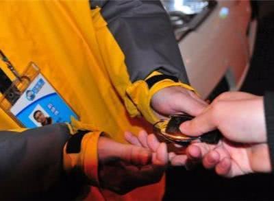 四川一男子醉酒找代驾，第二天醒来，发现自己的40万宝马成这样！