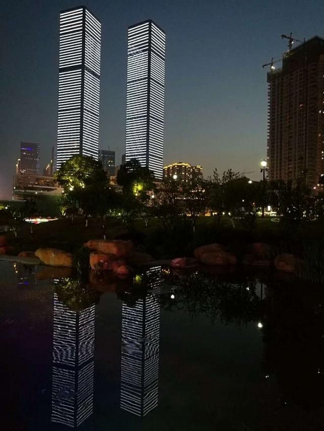 号称亚洲神盘的中国第一大盘,贵阳花果园的“白宫”夜景真心美