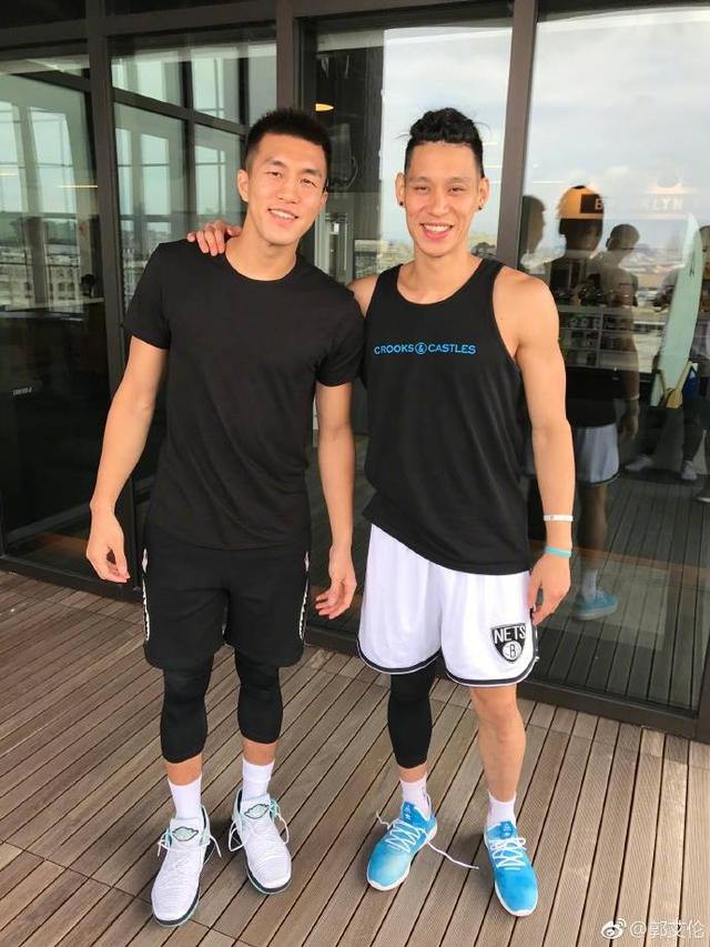 郭艾伦晒林书豪合影,网友:cba顶级肌肉和nba的差距