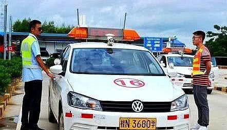 小伙考科三,关键时刻一波神操作过关,考过后下