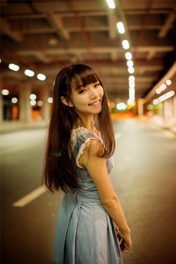 美女美图:天桥下的清纯妹妹