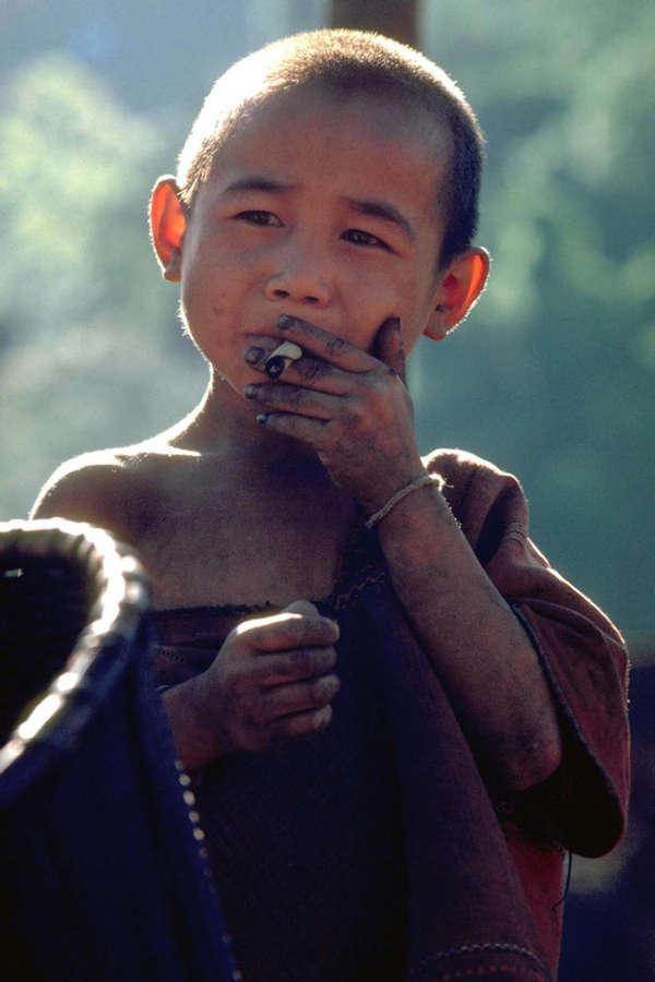泰国一个奇葩部落 小孩子抽烟如家常便饭