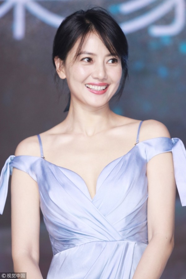 高圆圆最近亮相活动,着一袭蓝紫色绸缎礼服,表情管理和皮肤状态都很