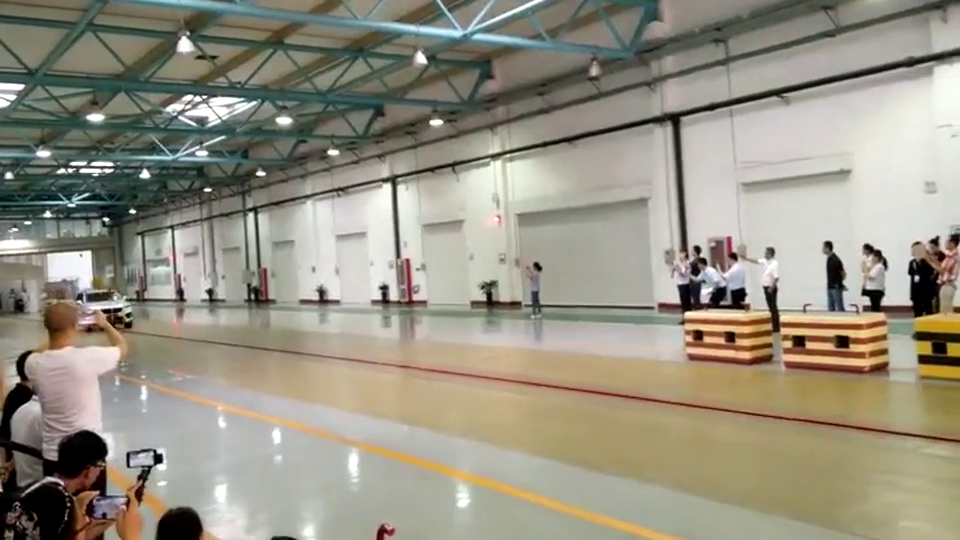 不愧为中国人的首款豪华SUV，WEY挑战美国标准碰撞测试，真长脸