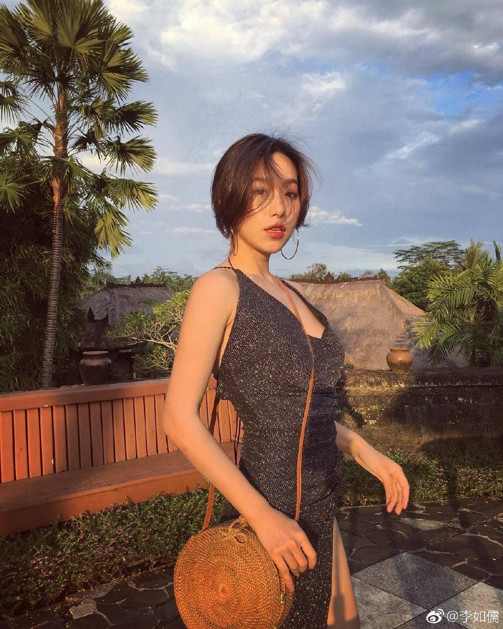 她是赵薇老乡,身材火辣获倪萍称赞,奇葩说最美女辩手反遭争议?