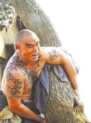 44岁“鲁智深”晋松一家近照, 《水浒传》成名, 妻子是舞蹈演员
