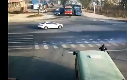 大货车疯狂示警，刹不住了，可电动车还是要闯红灯