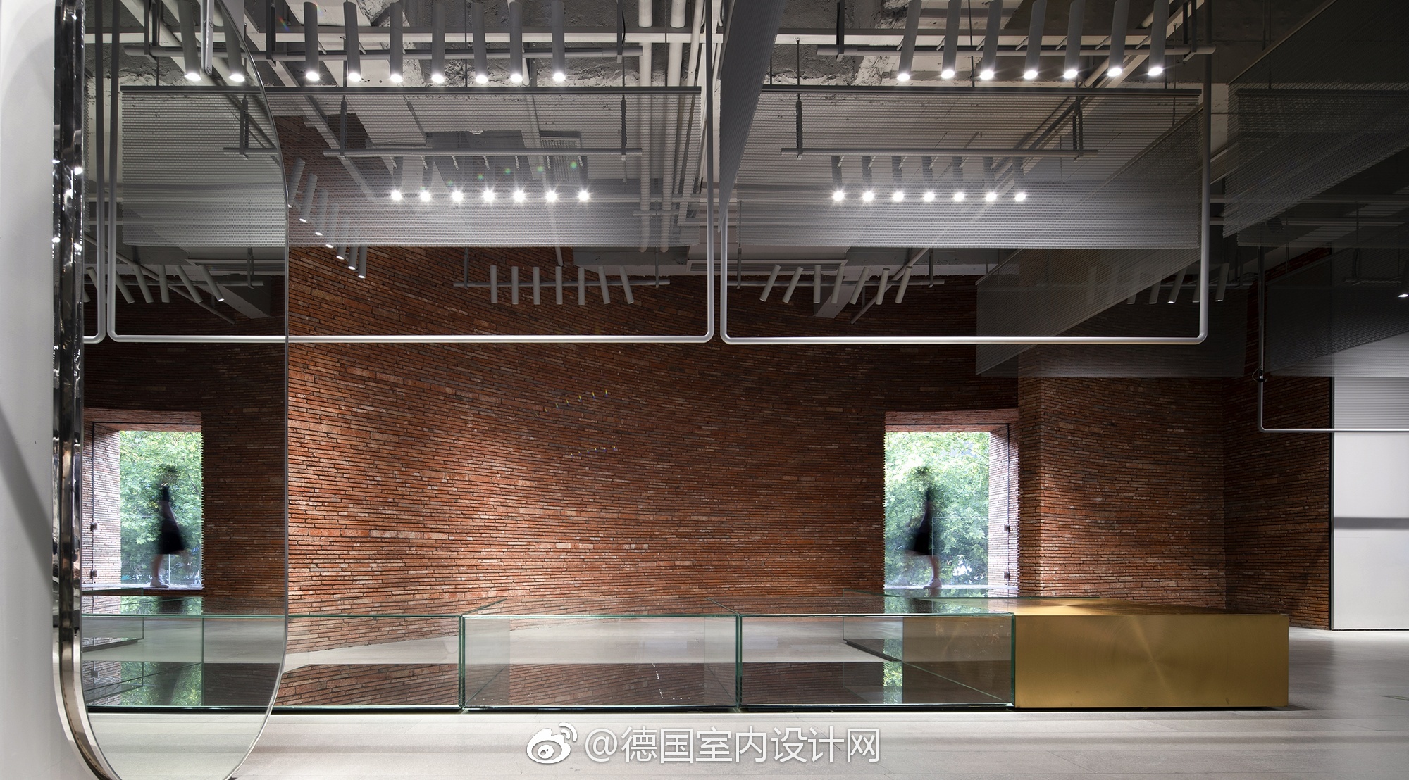 UR上海旗舰店位于上海市淮海路华狮广场左翼|华狮广场|余霖|淮海路_新浪新闻