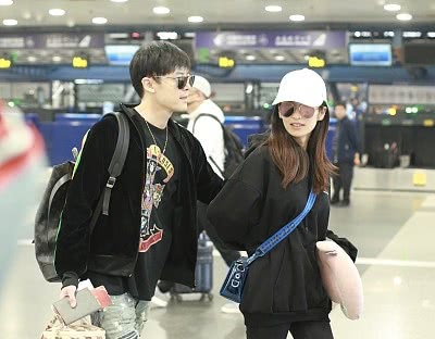 颖儿产后与付辛博机场合体,嬉笑打闹狂撒狗粮