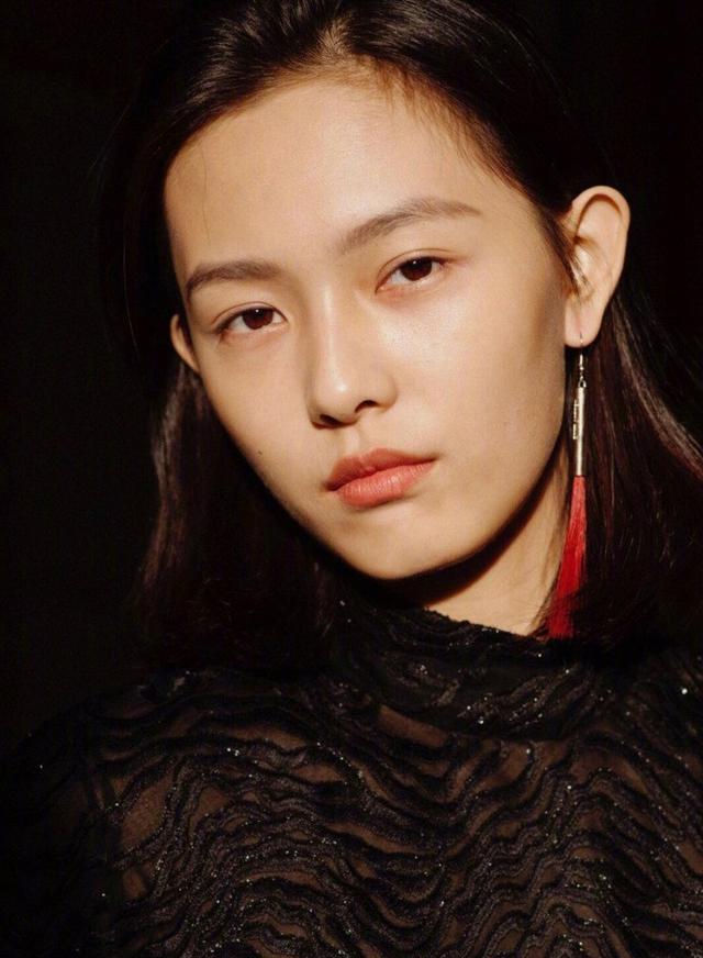 00后的超模从微博自拍出道到登上国际舞台,这