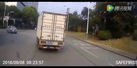 电动车肆无忌惮过路口惨遭大货车碾轧