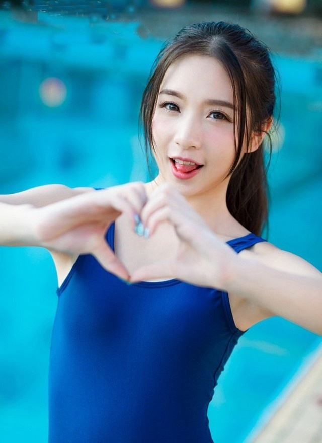 日系少女深蓝色连体泳衣清新养眼户外写真