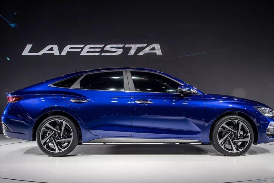 不服输的现代再推新车，居然又和日产车重名？