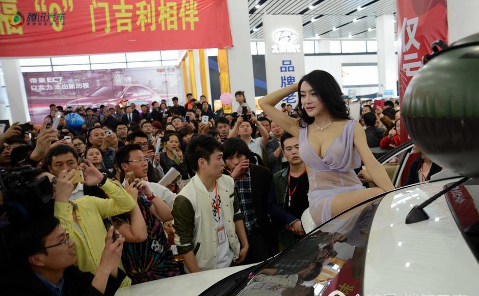 堪称史上最大胆车模, 爱穿透视装配合群众拍照, 其目的不简单!