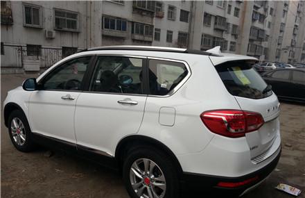 哈弗H6超载被交警发现, 看到车内的人员后, 网友感叹: 空间挺大!