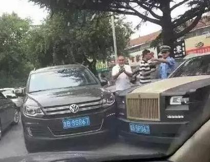 大众途观不小心撞上豪车, 对方却说私了。大众车主仔细一看乐翻了