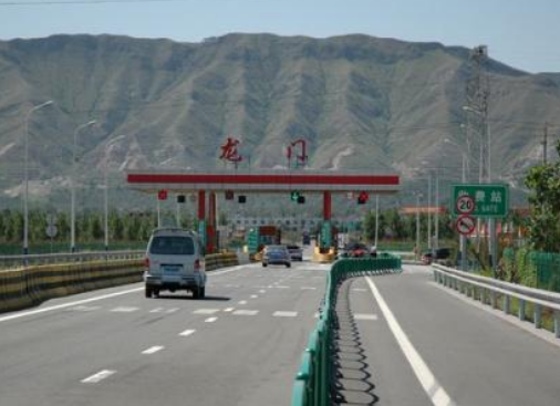 高速公路统一限速,对此车主十分高兴,可以不用