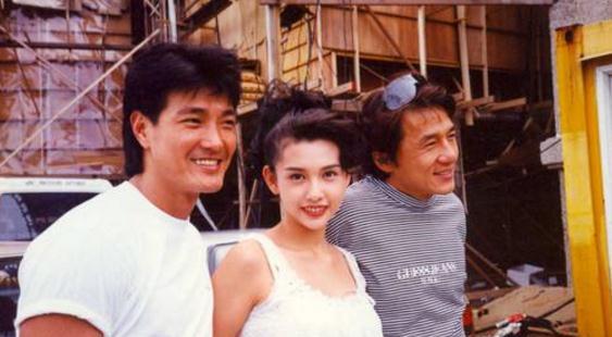 她是邱淑贞大女儿, 15岁驾80万豪车约男友! 网友: 看着像25