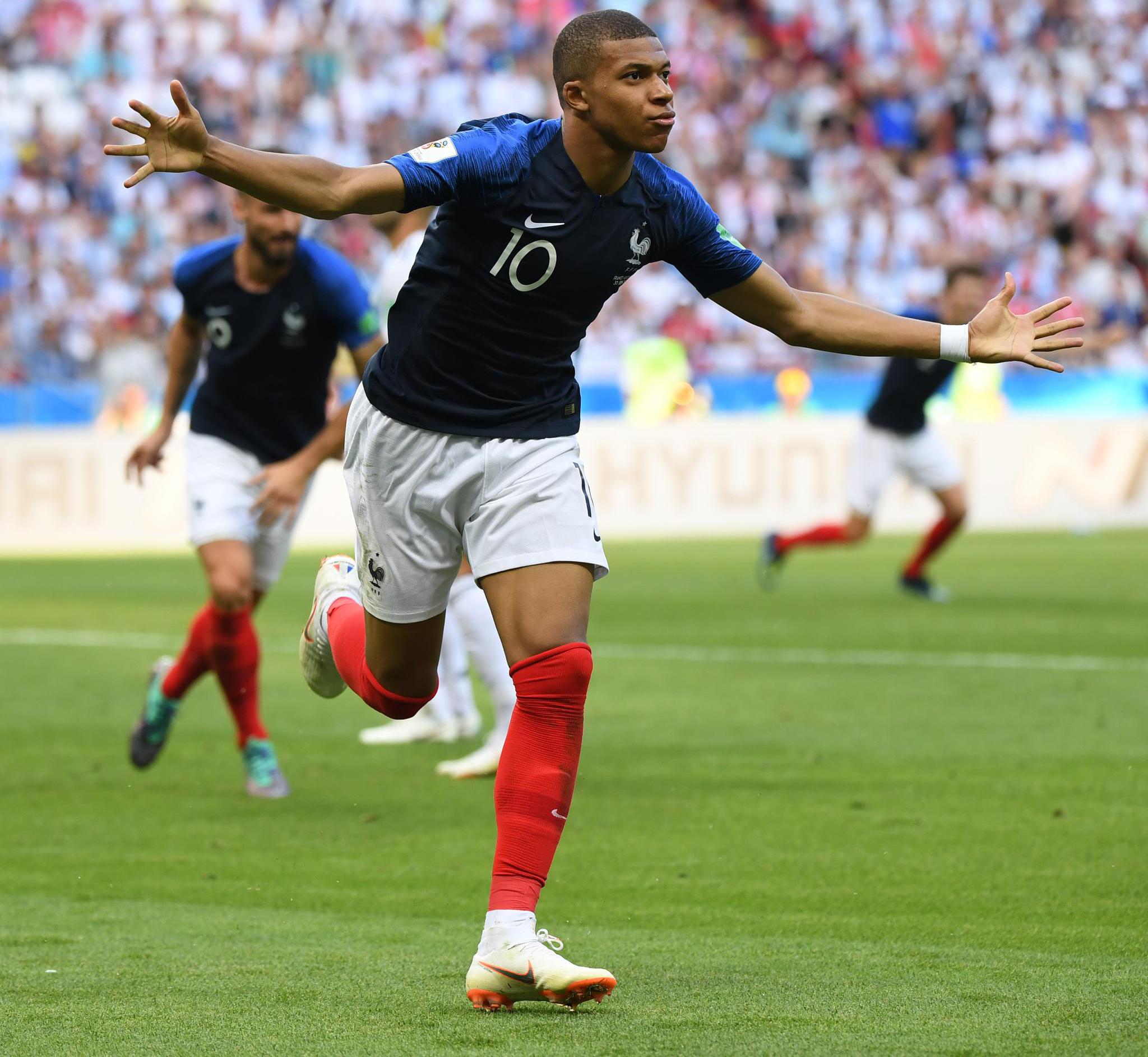 被捧到云端的姆巴佩又被推向风口浪尖 他的行为真的不可饶恕吗?