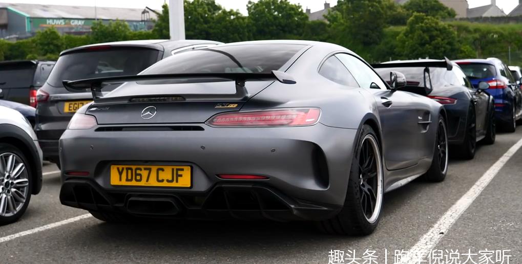 伙羡慕朋友提了台奔驰GTR,网友看到他的车:你
